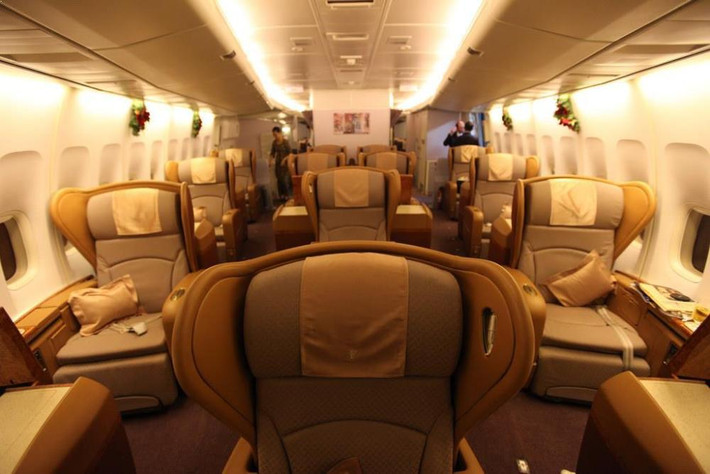 Nhiều năm liền, Singapore Airlines được bình chọn là hãng hàng không tốt nhất thế giới. Hành khách hạng thương gia của hãng hàng không này được phục vụ nhiều tiện ích như quán bar, spa, đồ ăn...