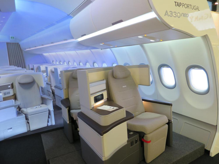 Etihad Airways (hãng hàng không quốc gia của Abu Dhabi, Các tiểu vương quốc Ả Rập thống nhất) được đánh giá là một trong những hãng hàng không xa xỉ nhất thế giới bởi ghế hạng phổ thông và hạng nhất mang lại sự thoải mái hơn so với hầu hết các hãng hàng không khác có cùng mức giá.
