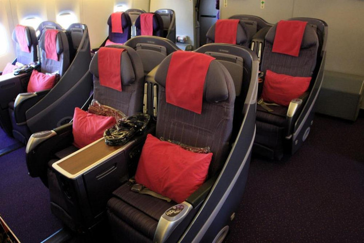 Hành khách tại khoang hạng nhất của Thai Airways được sử dụng miễn phí dịch vụ spa, quầy bar. Ghế ngồi có thể ngả thành giường êm ái.