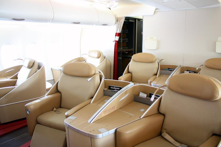 Ghế hạng nhất của Air France có số lượng ít hơn, chỉ 9 chiếc trên mỗi chuyến bay nhưng mang lại sự thoải mái tối đa cho các chuyến bay đường dài.