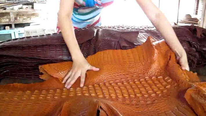 Những mảnh da vừa cắt theo hình sản phẩm sẽ được đưa đến xưởng để hoàn thiện sản phẩm.