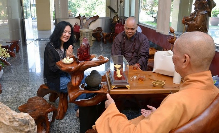 Theo Nhadautu, với Pháp danh Hạnh Đăng, bà Thuỷ là Phật tử đóng góp nhiều công quả cho nhà chùa.