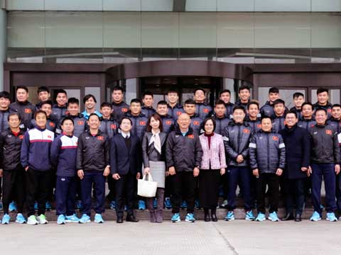Đây không phải là lần đầu tiên cầu thủ của Hà Nội FC được nhận mức thưởng lớn như vậy. Thành công tại VCK U23 hồi đầu năm 2018 đã giúp U23 Việt Nam được nhận tổng số tiền thưởng lớn hơn 20 tỷ đồng. Tính trung bình mỗi cầu thủ sẽ nhận hơn 600 triệu đồng tiền mặt tiền thưởng. Ảnh: Thethaovanhoa