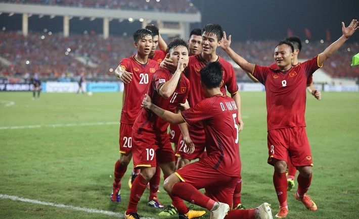 Sau chiến thắng thuyết phục với tổng tỷ số 4-2 trước Philippines tại AFF Cup 2018, công ty Cổ phần Eurowindow tiết lộ đã thưởng nóng cho tiền vệ Quang Hải - cầu thủ Việt Nam ghi bàn thắng đầu tiên trong trận bán kết số tiền 150 triệu đồng. Ảnh: Người đưa tin.