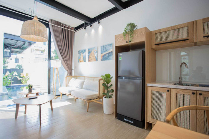 Phía trước là ngôi nhà cho thuê với 2 phòng ngủ, đầy đủ các trang trang thiết bị, có phòng khách và cả nhà bếp.