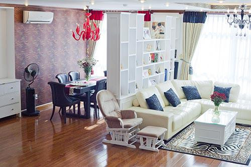 Nội thất trong phòng khách và bếp được Ốc Thanh Vân chọn gam màu trắng, xám là chủ đạo. Ảnh: Dân Việt.