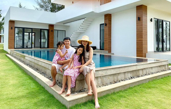 Không gian bên ngoài căn nhà của vợ chồng Lưu Hương Giang - Hồ Hoài Anh. Ảnh: Thế giới trẻ.