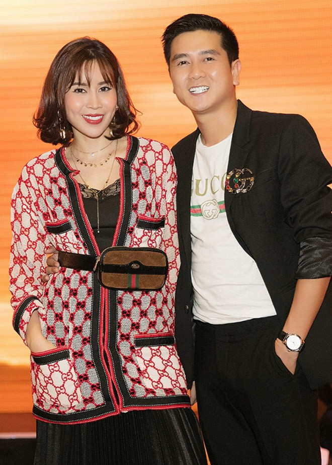 Lưu Hương Giang và Hồ Hoài Anh từng mặc cả cây hàng hiệu Gucci đi sự kiện. Riêng chiếc áo khoác của nữ ca sĩ có giá lên tới hơn 90 triệu đồng. Ảnh: Thegioitre.