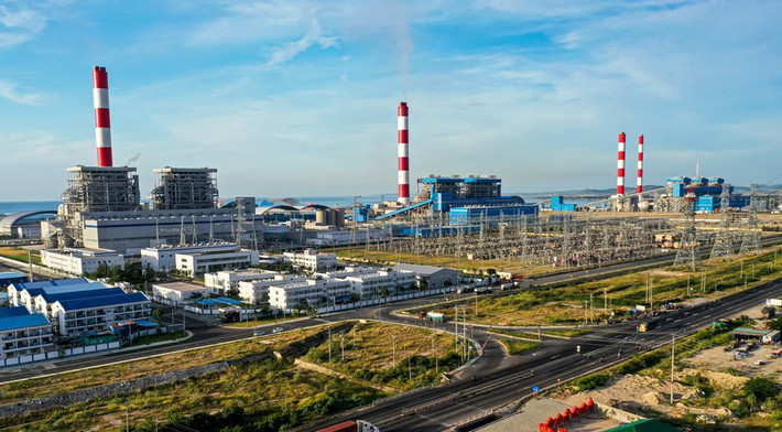 Dự án nhiệt điện Vĩnh Tân do Trung Quốc đầu tư 95% gồm có 4 nhà máy nhiệt điện được chạy bằng than đá, với tổng công suất lên đến 5.600 MW và 1 cảng biển. Được xây dựng nằm ngay quốc lộ 1 (xã Vĩnh Tân, huyện Tuy Phong, tỉnh Bình Thuận). Các ống xả khói và bụi từ bãi xỉ than của nhà máy này bị gió biển đẩy thẳng vào khu dân cư dẫn đến tình trạng ô nhiễm cho cả khu vực.