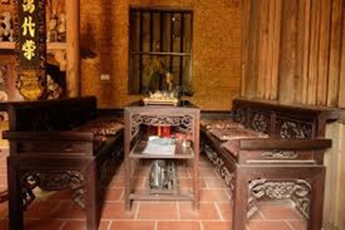 Trường kỷ là một trong những món đồ nội thất không thể thiếu trong mỗi gia đình Việt giàu có thời xưa. Ảnh: Đồ gỗ chung cổ
