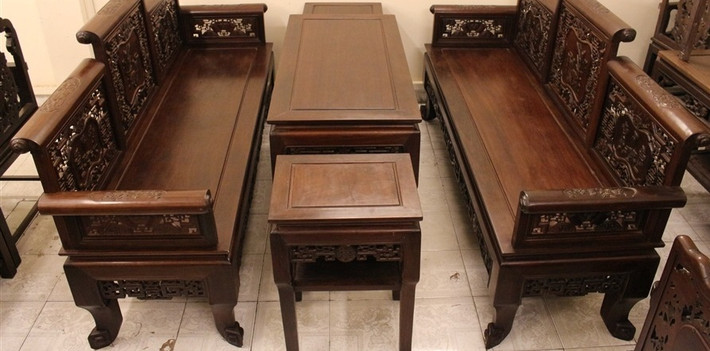 Mỗi bộ trường kỷ gồm có 2 ghế dài và một bàn. Mọi chi tiết trên bộ trường kỷ từ chân bàn, chân ghế, lưng tựa ghế đều được chạm trổ rất cầu kỳ. Ảnh: Đồ gỗ xưa Đức Thiện