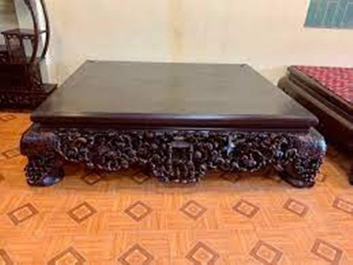 Hiện nay, sập và phản chỉ xuất hiện ở ngôi nhà có kiến trúc cổ, hoặc nhà thờ của dòng họ. Ảnh: Facebook
