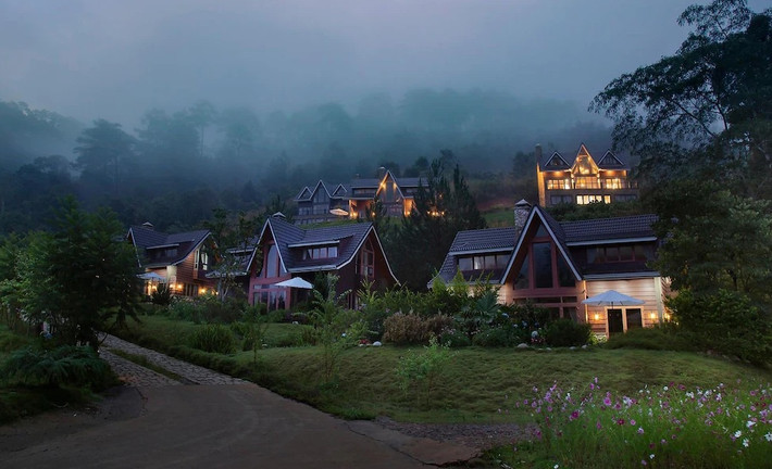 Ngôi nhà với phong cách cổ điển, bao quanh là núi rừng thơ mộng mang lại cảm giác bình yên. Ảnh: Agoda