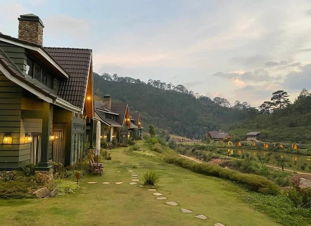 Hệ thống villa trong khu nghỉ dưỡng được xây dựng và thiết kế theo phong cách châu Âu, nguyên liệu chủ yếu bằng gỗ. Ảnh: Agoda.