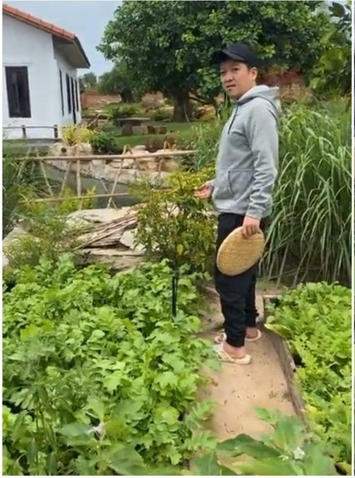 Yêu thích cuộc sống dân dã, Trường Giang không ngại mọi công việc làm vườn. Ảnh chụp màn hình