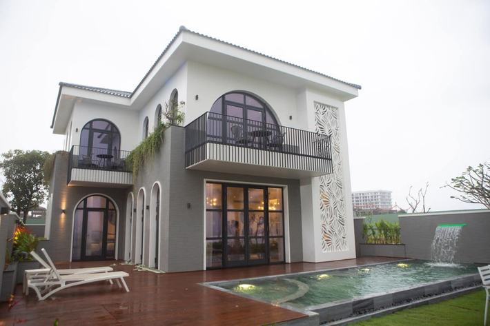 Được biết, biệt thự sát biển được Tuấn Hưng mua cách đây ít ngày, hoàn thiện khoảng 60-70% tiến độ thi công. Ảnh: FBNV
