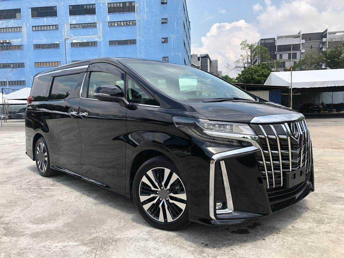 Trước đó, ca sĩ Tuấn Hưng từng dành tặng bà xã nhiều món quà đắt đỏ. Năm 2020, Tuấn Hưng tậu hẳn chiếc xế hộp hạng sang có trị giá lên tới 4 tỷ đồng để tặng bà xã. Ảnh: FBNV