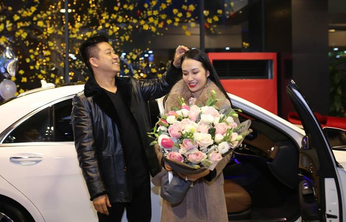 Năm 2019, Tuấn Hưng mua tặng bà xã Hương Baby chiếc Mercedes S450 Luxury màu trắng, có giá bán trên thị trường khoảng 5 tỷ đồng. Ảnh: Lao động