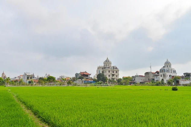 Đứng cách xa ngôi làng hàng trăm mét vẫn có thể nhìn thấy những toà lâu đài lấp ló. Ảnh: Nhịp sống Việt