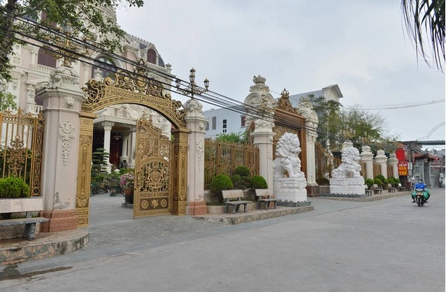 Bên ngoài cổng là hai bức tượng sư tử cỡ lớn, hàng rào được làm bằng nhôm hợp kim mạ đồng. Ảnh: Nhịp sống Việt