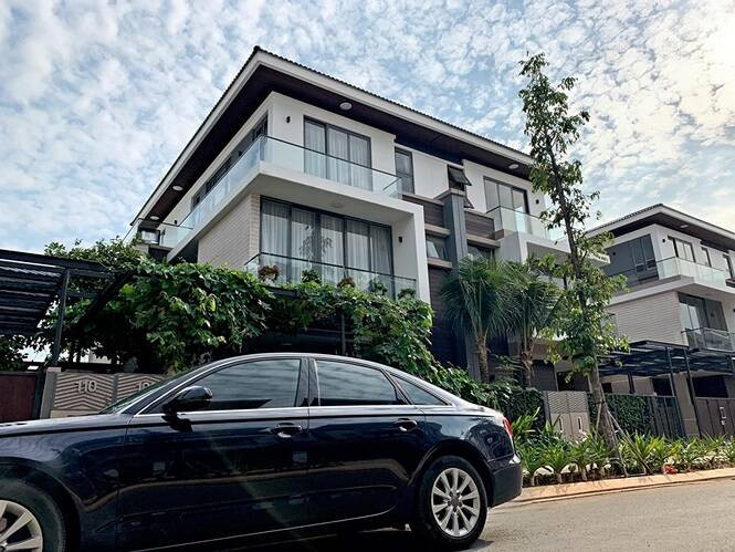 Hà Hồ cùng ông xã Kim Lý và các con đang sống trong căn biệt thự 30 tỷ đồng, nằm trên vị trí đắc địa ở khu vực TP HCM. Ảnh: Lao động