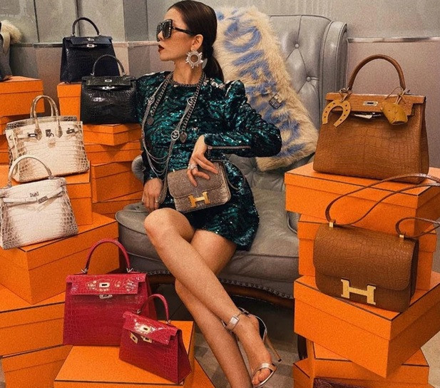 Thậm chí, với cùng một mẫu, Lệ Quyên sẵn sàng chi tiền tậu vài màu khác nhau để hợp với từng phong cách. Ảnh: FBNV
