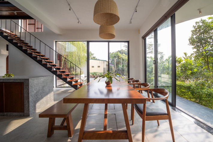 Khu vực bàn ăn rộng rãi, thoáng sáng nhờ vào lớp cửa kính trong suốt được trải dài xuyên suốt không gian nhà.
