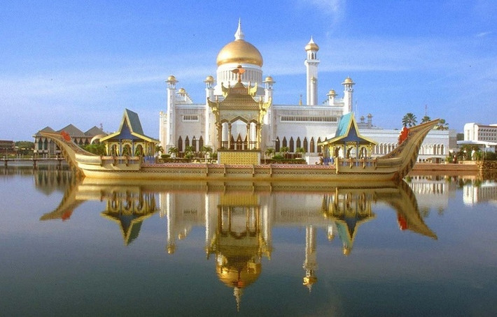 Để chứa đủ bộ sưu tập siêu xe với "số lượng khủng", trong khuôn viên của cung điện được thiết kế 110 gara. Ảnh: Getty