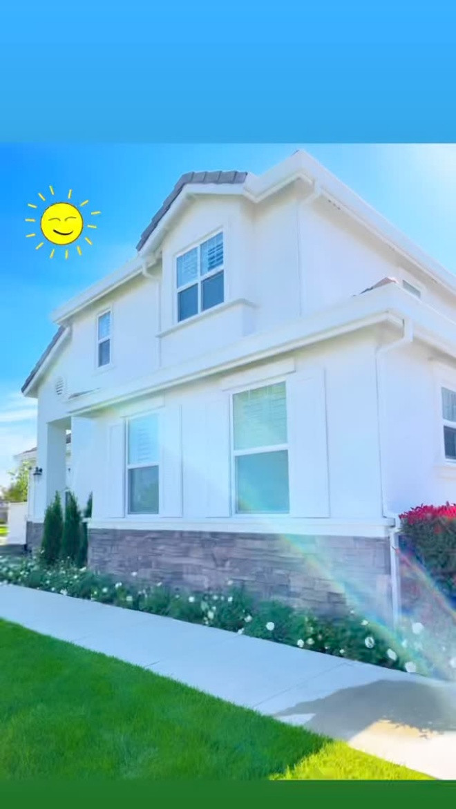 Mới đây, trên story Instagram cá nhân, Hoa hậu Phạm Hương khoe căn biệt thự rộng tại xứ sở cờ hoa. Ngôi nhà của cô có màu trắng chủ đạo.