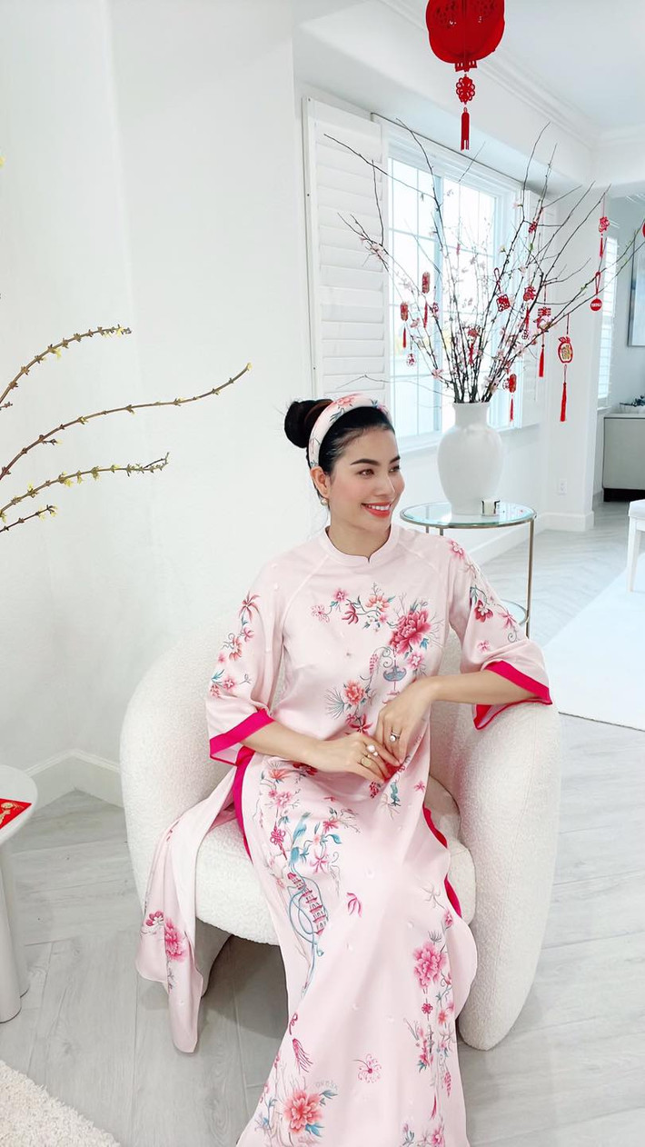Góc nào trong nhà cũng có tông trắng và rất sang chảnh.