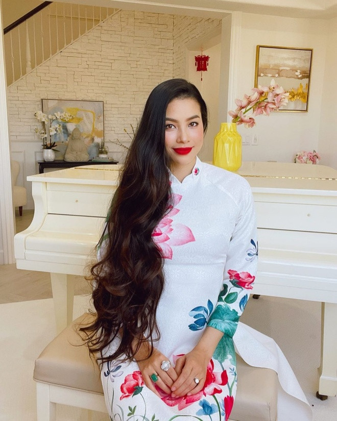 Gần cửa ra vào là cầu thang dẫn lên tầng 2.