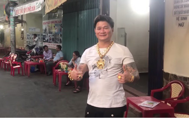 Trước đó 2 năm, ông chủ quán ốc nổi đình đám cõi mạng khi đeo gần 100 cây vàng (tương đương 4 tỷ đồng lúc đó) lên người. Ảnh: Street food.