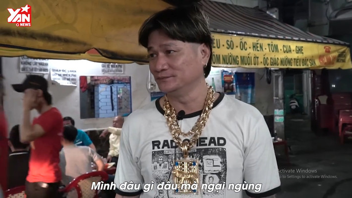Chia sẻ với báo chí về việc đeo vàng trên người, anh Dũng cho biết đó là sở thích của anh. Anh Dũng nói: "Mình đeo lên mà khách tò mò người ta lại tìm đến ăn ốc, để ngắm nghía mình thì cũng là một cách hay để quảng bá cho quán". Ảnh: Yan