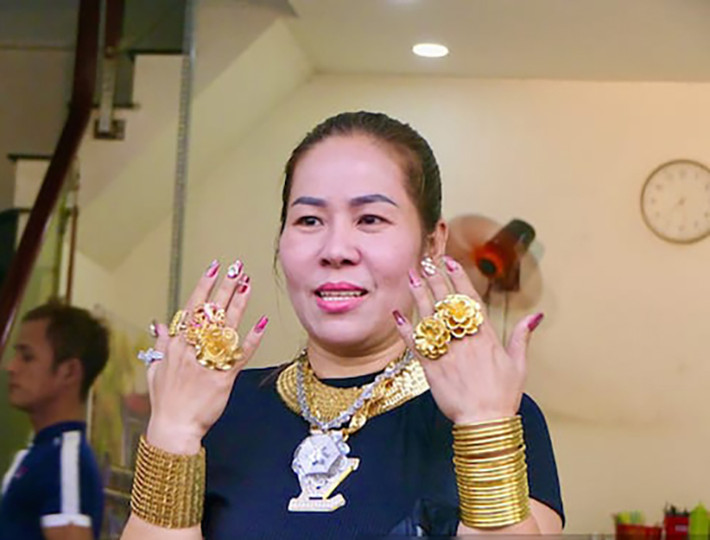 Cũng như hai chủ quán trên, chị Thúy - chủ tiệm bò nướng ở Tp HCM cũng đeo rất nhiều vàng. Nữ chủ quán này chi sẻ, tổng số vàng mà cô đeo lên người mỗi ngày không dưới 70 cây vàng. Ảnh: Dân Việt
