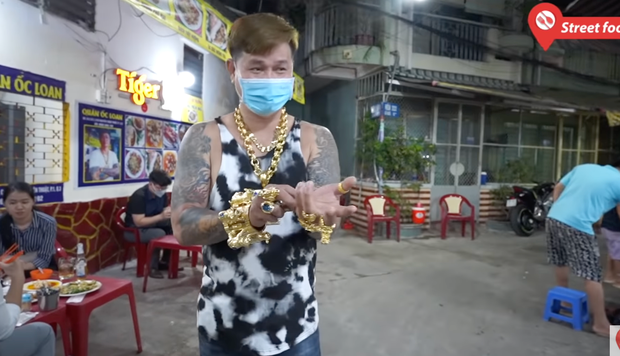 Cuối năm ngoái, anh Dũng khiến nhiều người ngỡ ngàng khi đeo 116 cây vàng trị giá khoảng gần 7 tỷ đồng. Ảnh: Street food
