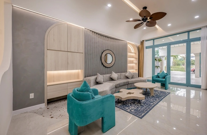 Phòng khách bài trí đơn giản nhưng hiện đại với đường cong uốn lượn đẹp mắt.