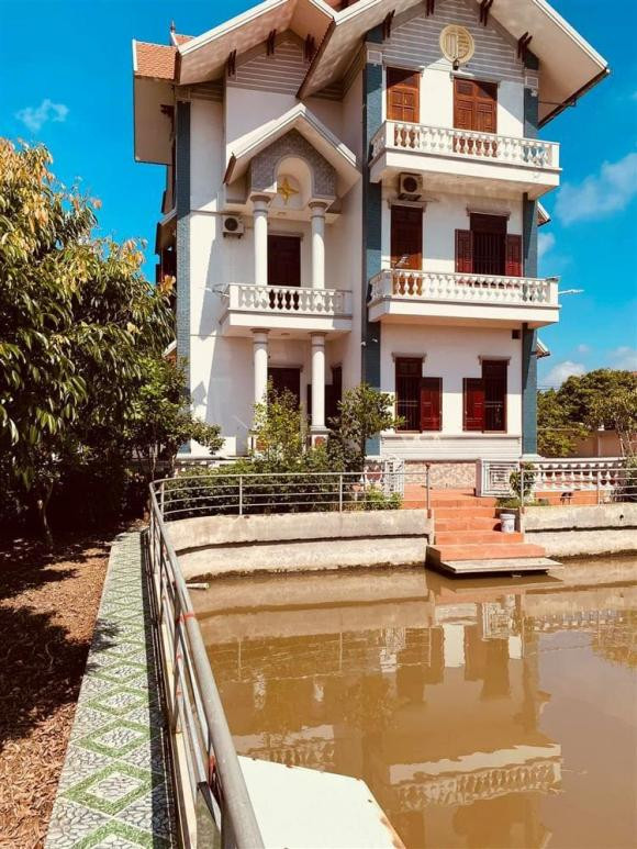 Được biết, dù sinh sống ở Hà Nội nhưng gia đình hôn phu Hoa hậu Ngọc Hân còn có một cơ ngơi rộng lớn ở quê. Vừa qua, hình ảnh về biệt thự của gia đình Phú Đạt được hé lộ khiến khán giả không khỏi trầm trồ.