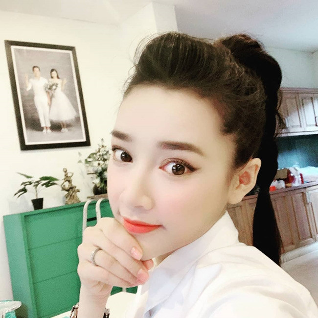 Nhã Phương cũng là sao Việt sinh ra ở Đắk Lắk. Cô và ông xã Trường Giang sống cùng con gái trong căn hộ sang trọng ở TP. HCM. Ảnh: FBNV