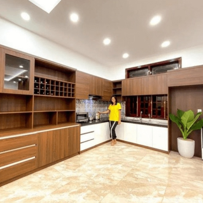 Nhắc đến những sao Việt của núi rừng Đăk Lăk, không thể không nhắc đến Hoa hậu H’Hen Niê. Sau vài năm đăng quang, H’Hen Niê đã sửa sang cho cha mẹ tại quê nhà. Ảnh: Internet