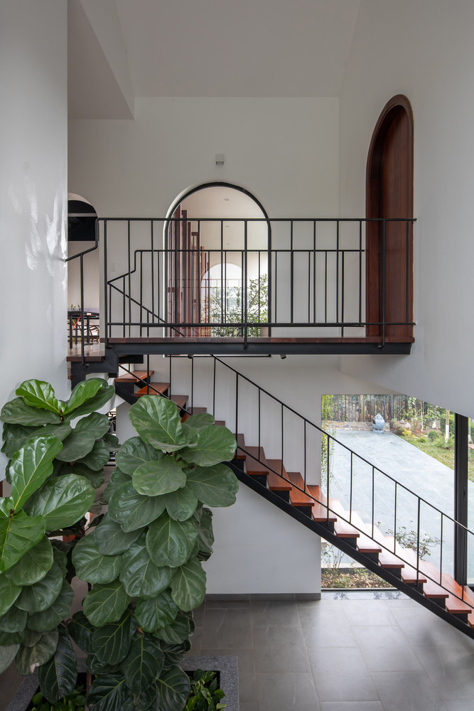 Hành lang và cầu thang nhà bố trí rộng rãi.