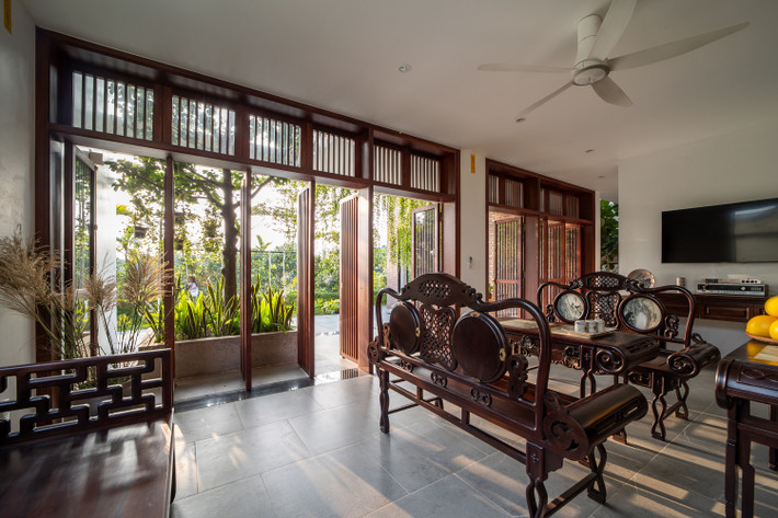 Do mặt tiền chính ngôi nhà hướng Tây nên kiến trúc sư đã bố trí phần hiên là không gian đệm chuyển tiếp giữa trong và ngoài nhà.