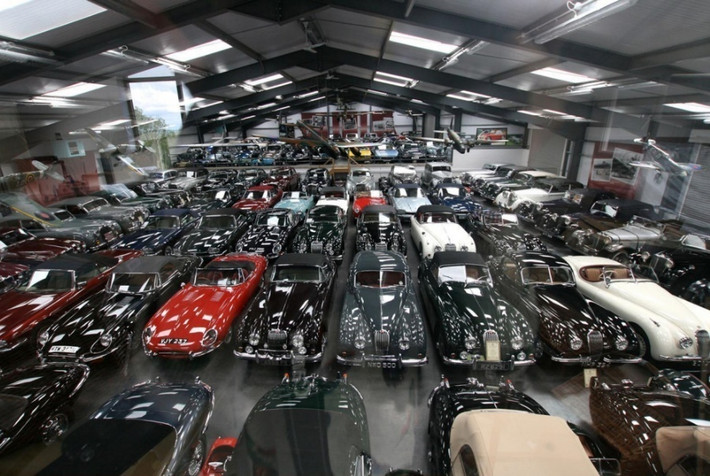 Bộ sưu tập siêu xe của hoàng tử Brunei lên tới 50 chiếc Mercedes Benz, 66 chiếc Ferrari, 20 chiếc Bentley, 20 chiếc BMW, 17 chiếc Jaguar, 15 chiếc Porsche, 10 chiếc Rolls Royce và 3 chiếc Lamborghini. Ảnh: Instagram