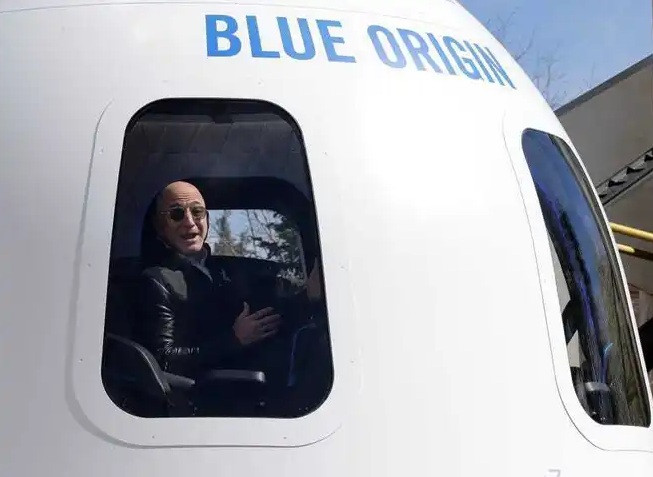 Một trong những niềm đam mê của tỷ phú Jeff Bezos là vũ trụ. Năm 2013, Bezos dành đến 3 tuần để đi tìm kiếm và sưu tầm các bộ phận của tàu vũ trụ Apollo 11 huyền thoại. Ảnh: BI