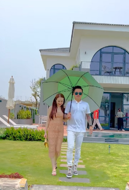 Trên trang Facebook cá nhân, ca sĩ Tuấn Hưng đăng tải đoạn clip cùng vợ đi nhận căn biệt thự hoành tráng nằm ở vị trí ven biển Hội An. Ảnh: FB Tuan Hung Nguyen