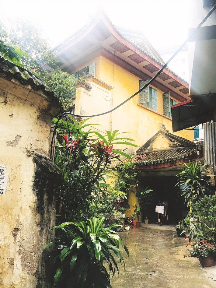 Đây là công trình chính trong một quần thể gồm bốn biệt thự cổ nằm ở đầu làng Ngọc Hà. Theo người dân sống tại khu vực này, những tòa dinh thự này đều liên quan tới hoàng gia thời Nguyễn dưới triều vua Bảo Đại. Ảnh: Kinhtedothi