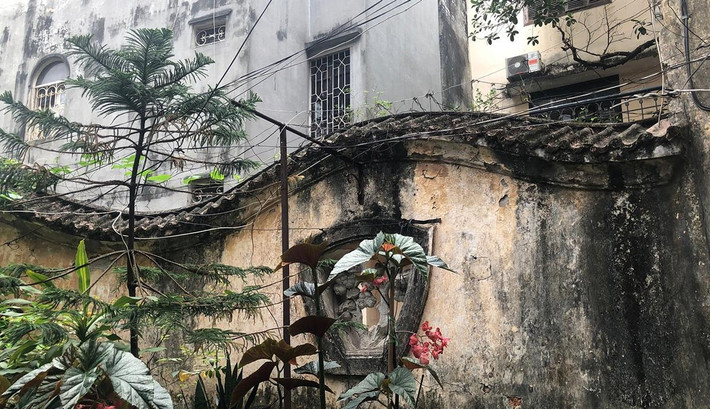 Bao quanh biệt thự là tường rào uốn lượn của khu vườn thượng uyển với lớp mái ngói và phần cửa trổ phù điêu vẫn còn nguyên vẹn. Ảnh: Nhandan
