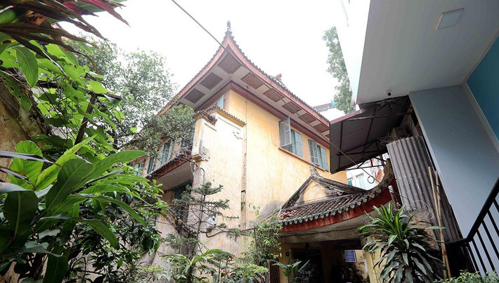 Nằm sâu trong một con ngõ nhỏ tại dốc Ngọc Hà (Ba Đình, Hà Nội) có một căn biệt thự với kiến trúc độc đáo, xa hoa, nét cổ kính pha trộn giữa văn hoá phương Đông và Tây. Ảnh: Nhandan