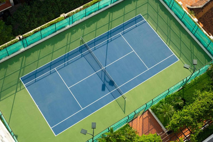 Sân tennis phục vụ nhu cầu giải trí của du khách. Ảnh: Booking