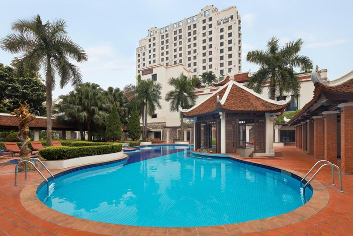 Khách sạn còn có trung tâm thể dục 24 giờ với thiết bị tập thể dục, các phòng xông hơi khô, bể bơi và spa. Ảnh: Booking