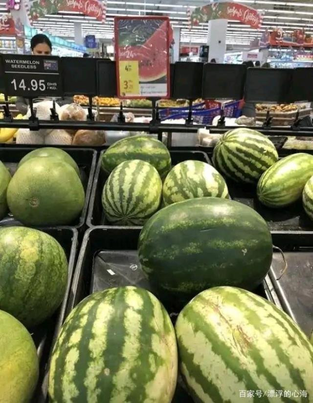 Dưa hấu trong siêu thị Dubai có giá bán chỉ 3,25 AED/kg, tương đương hơn 20.000 đồng/kg. Ảnh: Chụp màn hình YouTube Oanh Huỳnh